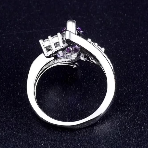 Beautiful Sterling Silver Ring for Women. Featuring a Unique Geometric Design. - Picture 4 of 5